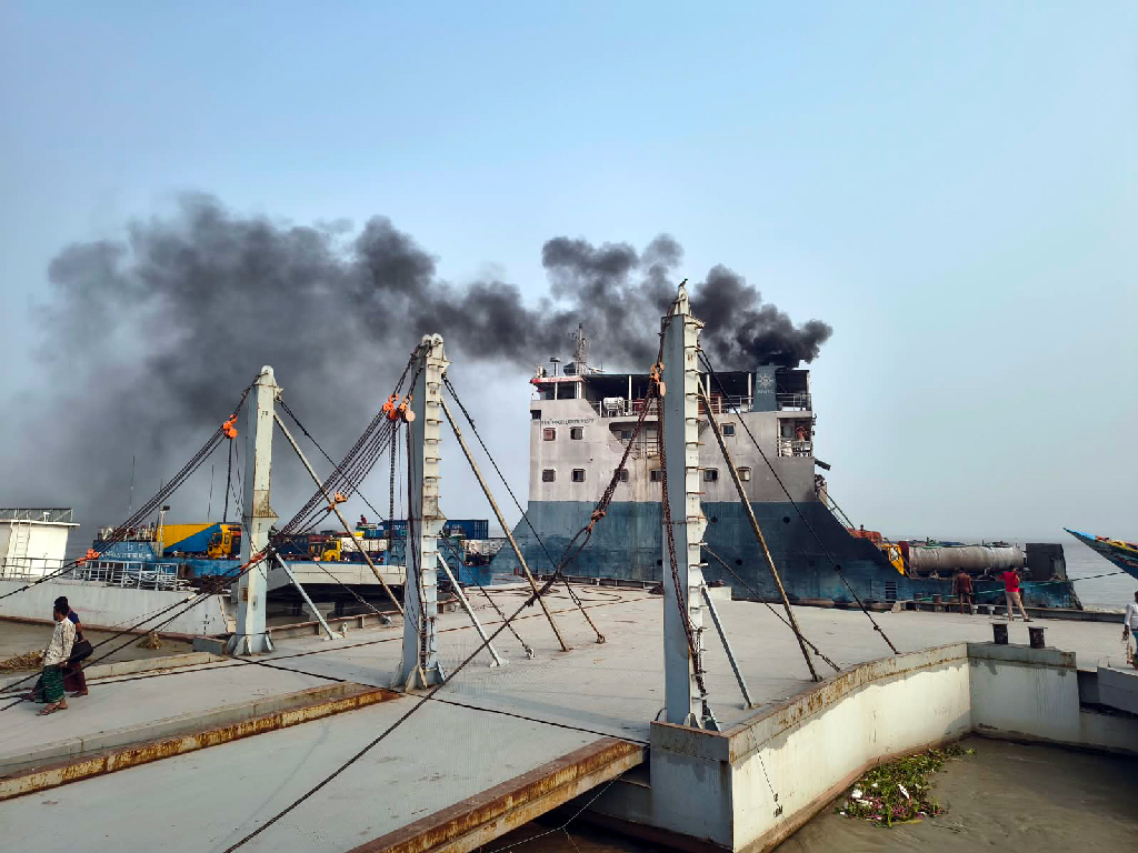 তীব্র স্রোত ও নাব্য সংকটে পদ্মায় ফেরি চলাচল ব্যাহত