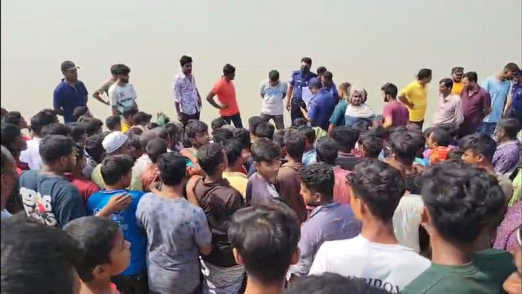 পদ্মায় ভাসছিল যুবকের লাশ, শরীরে কোপের আঘাত