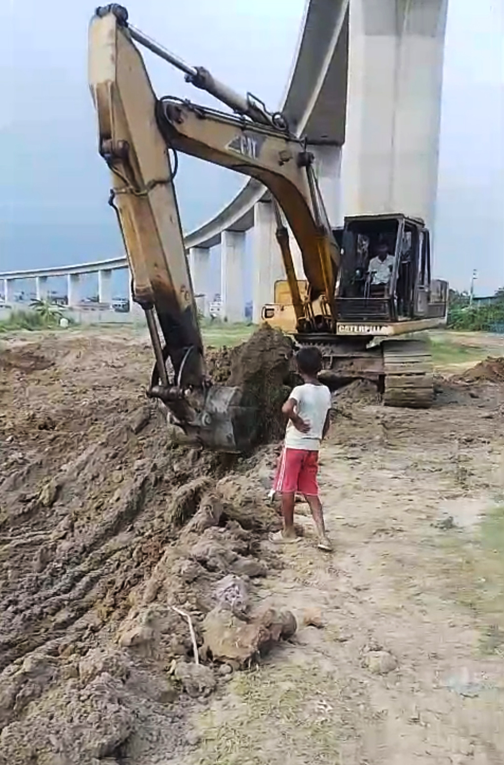 অনুমোদন ছাড়াই পদ্মা রেলসেতুর পিলারের নিচ থেকে কাটা হচ্ছে মাটি