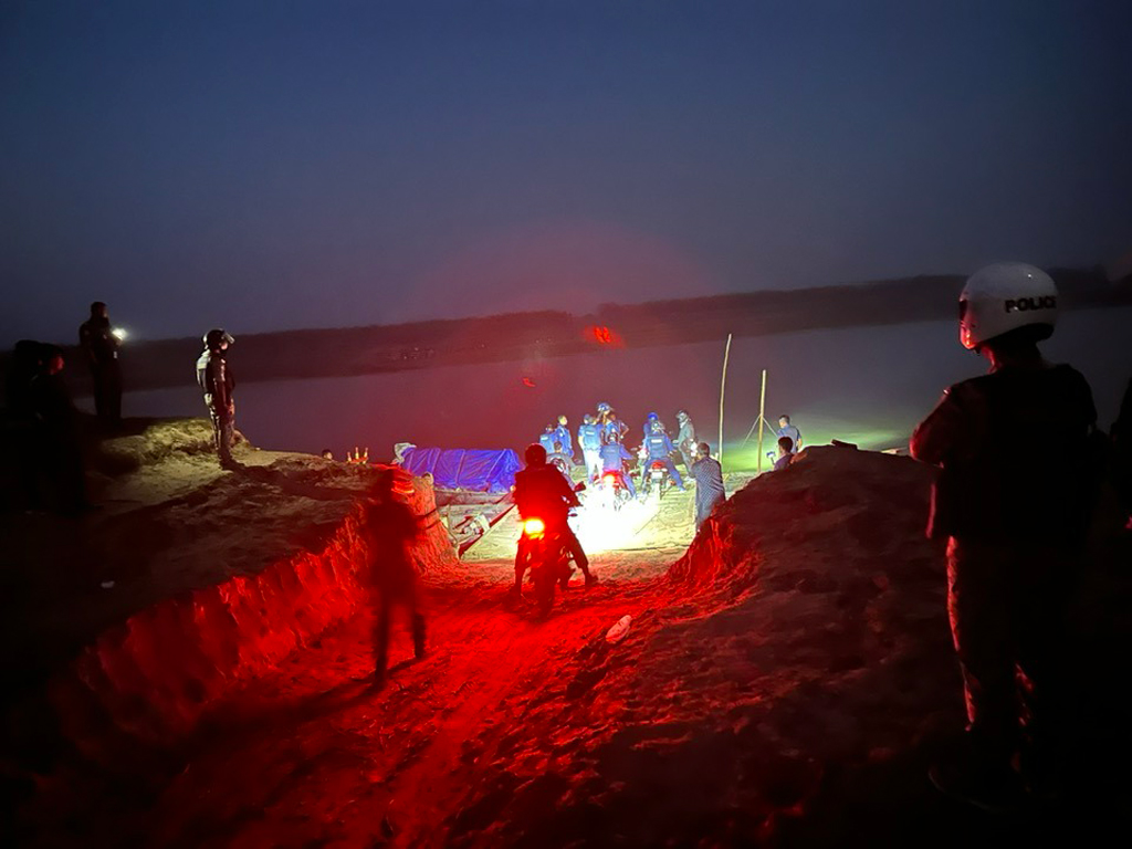 পদ্মার চরে অপারেশন ফার্স্ট লাইট: কাকন বাহিনীর ২১ সদস্য গ্রেপ্তার