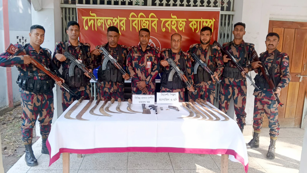 ভোটের আগে পদ্মার চর থেকে আগ্নেয়াস্ত্র ও দেশীয় অস্ত্র উদ্ধার