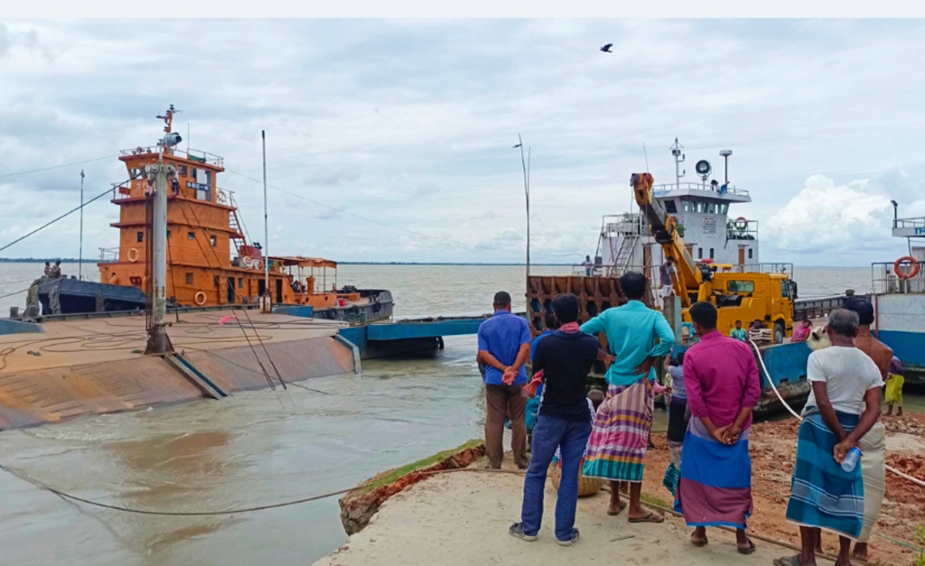 পদ্মার স্রোতে পাটুরিয়া ফেরিঘাটে অচলাবস্থা, দুর্ভোগে যাত্রী-শ্রমিক