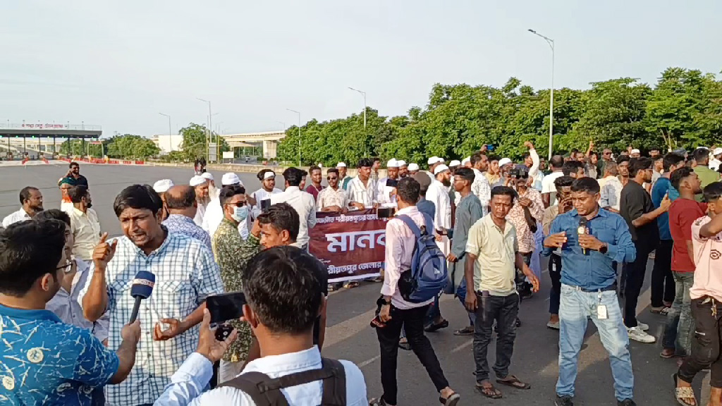৫ কোটি টাকা চাঁদা দাবি: পদ্মা সেতুর টোল প্লাজা অবরোধ বৈষম্যবিরোধীদের