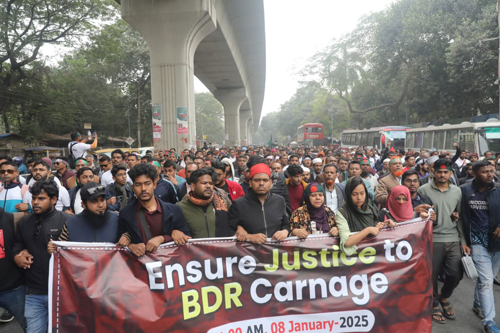 পিলখানা হত্যাকাণ্ড পুনঃ তদন্তের দাবিতে প্রধান উপদেষ্টার বাসভবন অভিমুখে যাত্রা