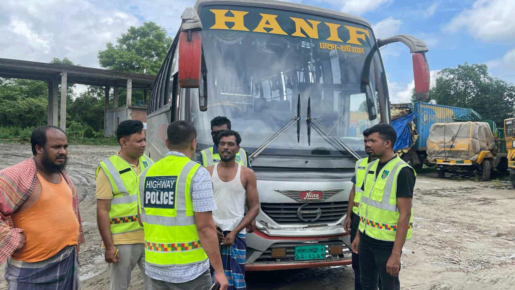 কুমিল্লায় লরিচাপায় ৪ জন নিহত: উল্টো পথে আসা হানিফ পরিবহনের বাস জব্দ