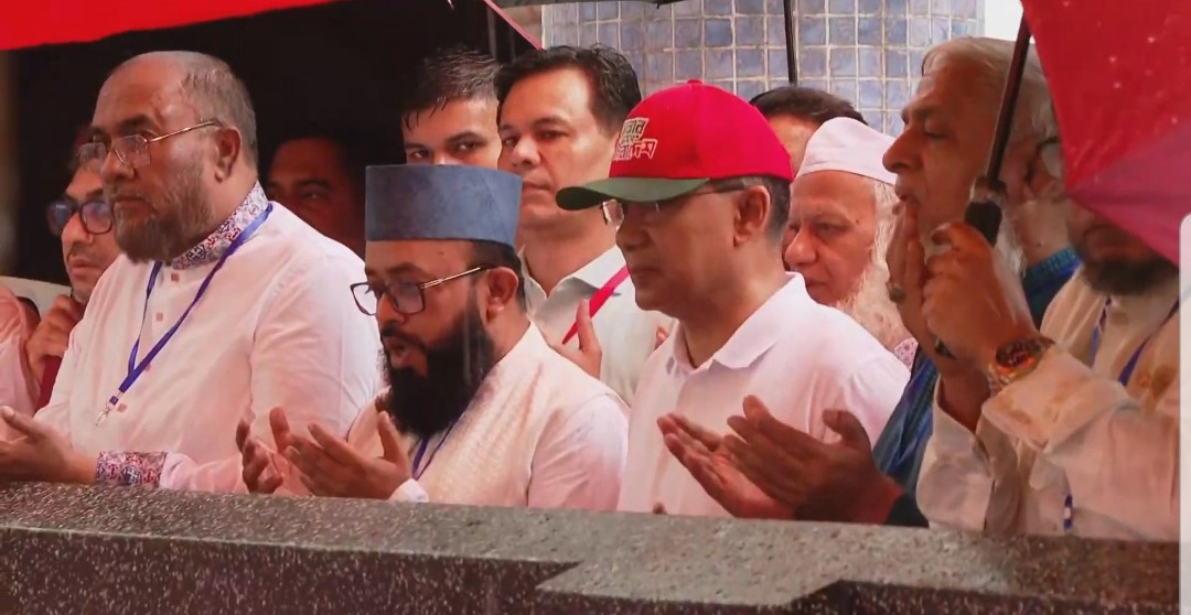 সিলেটে হজরত শাহজালালের মাজার জিয়ারত করলেন প্রধানমন্ত্রী
