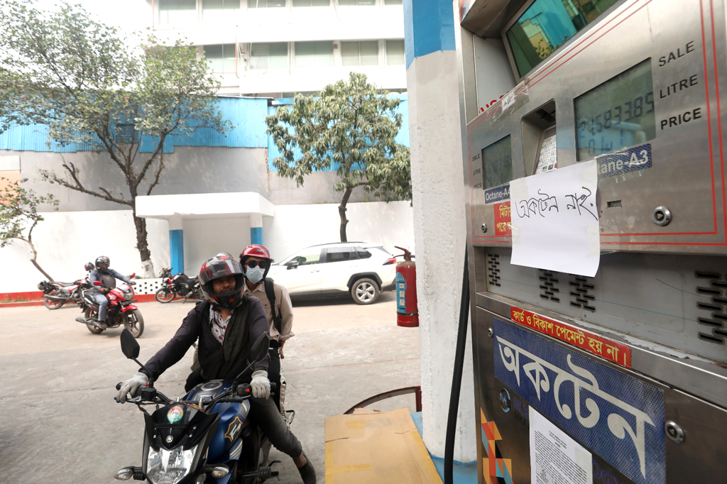 কোথাও তেল নেই, কোথাও এক ঘণ্টার অপেক্ষা