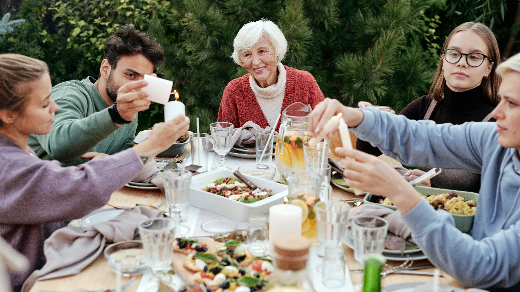 প্রিয়জনদের খুশি রাখার সহজ উপায়