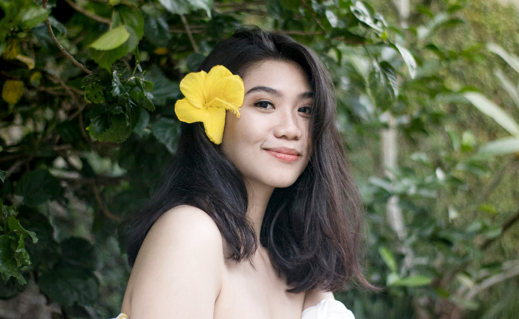 বারান্দায় ফোটা ফুল দিয়েই হোক চুলের যত্ন