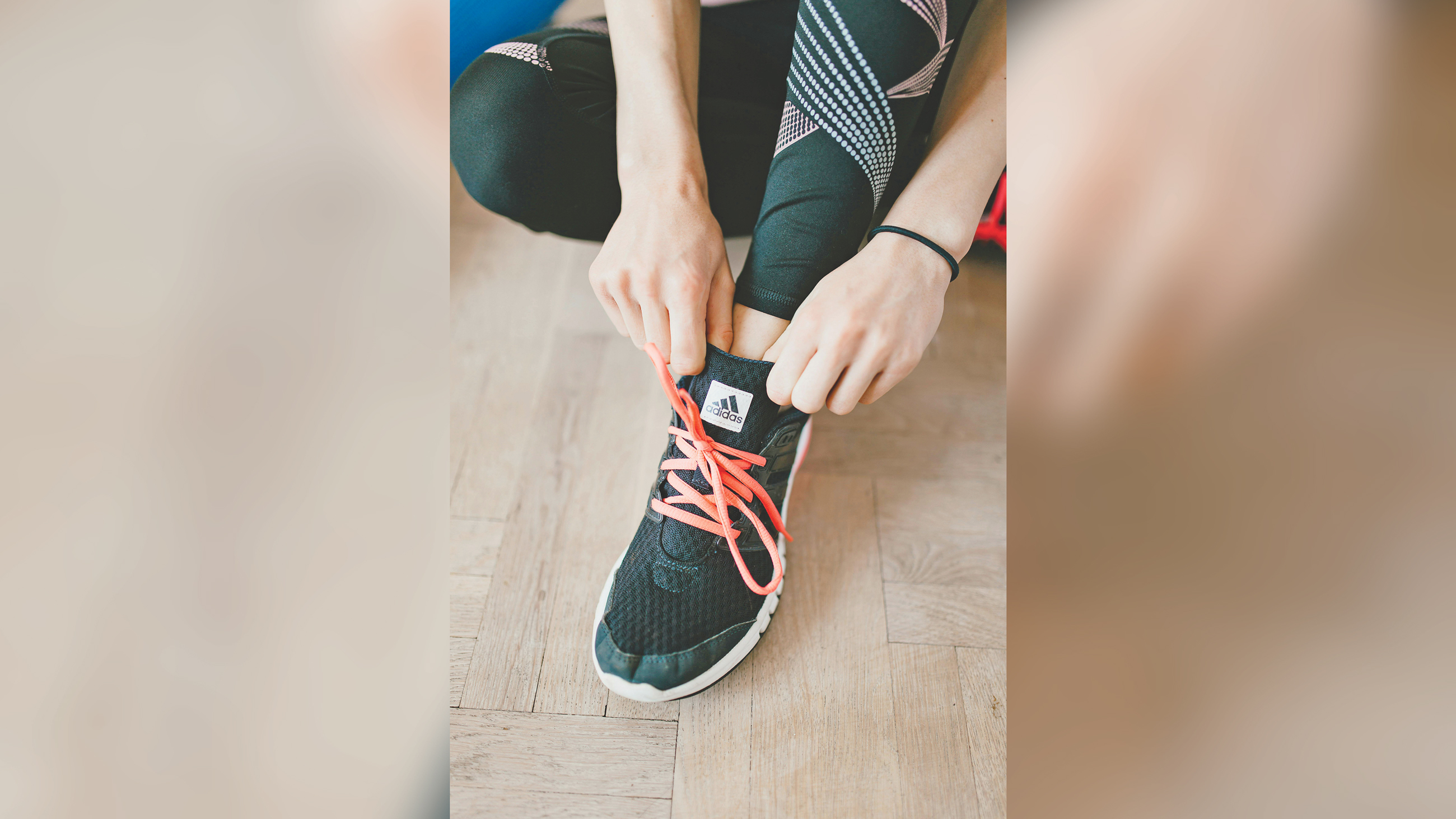 ভ্রমণকালে কেমন জুতা বেছে নেবেন