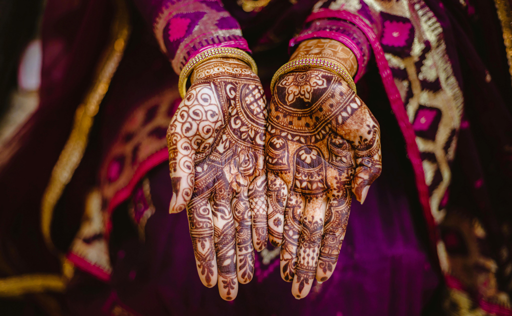 বাগ্‌দানে হাতে মেহেদি পরার কথা ভাবছেন? যে বিষয়গুলো জেনে রাখা চাই