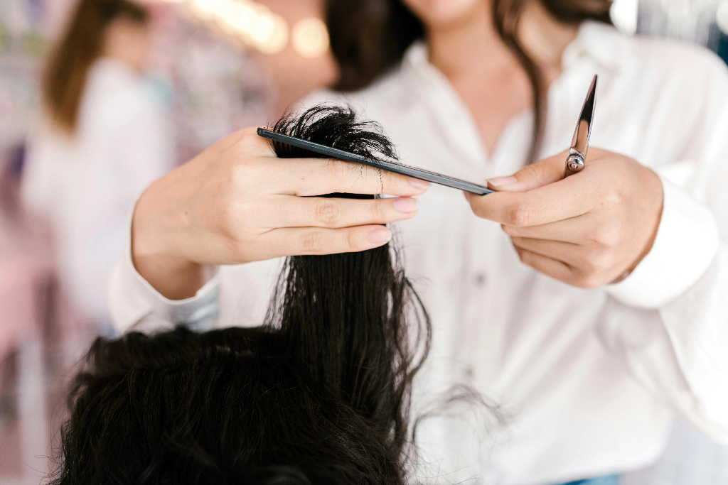 ব্রেকআপের পর মানুষ কেন চুল কেটে ফেলে বা চুলে রং করে? জেনে নিন কারণ