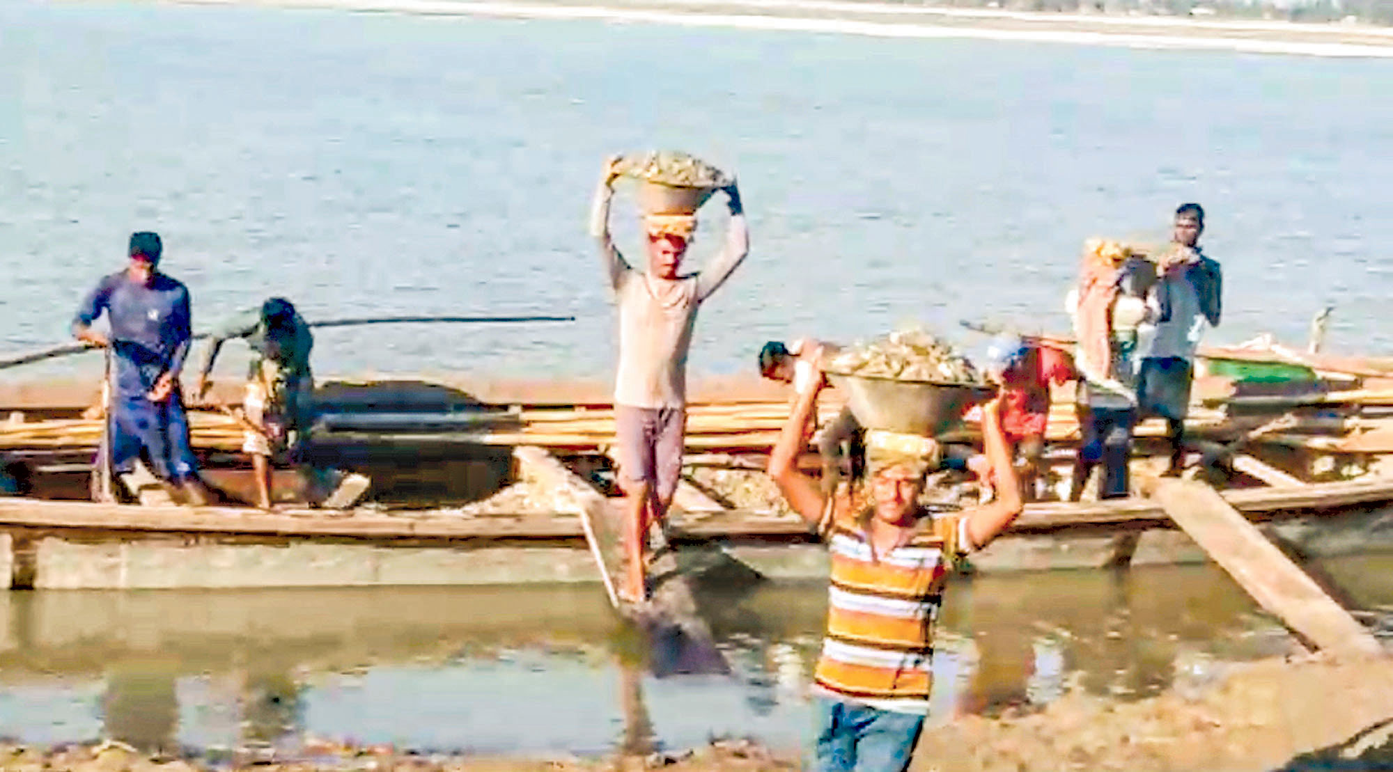 পাথরখেকোদের দখলে তিস্তা