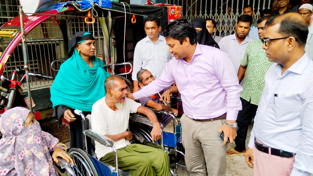ফেসবুক পোস্টে সাড়া, ঝালকাঠি পৌরসভায় ১১ প্রতিবন্ধী বিনামূল্যে পেলেন হুইলচেয়ার