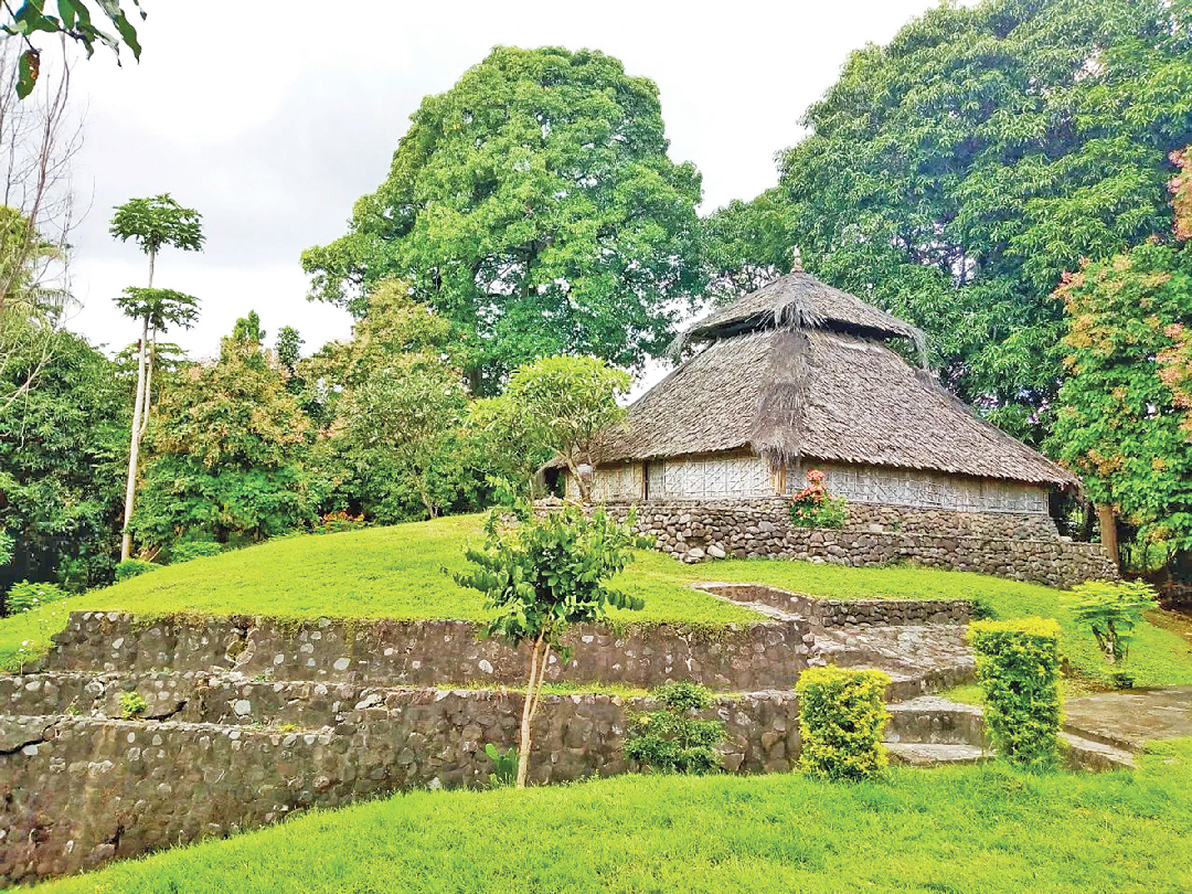 বাঁশের তৈরি ইন্দোনেশিয়ার বায়ান বিলেক মসজিদ