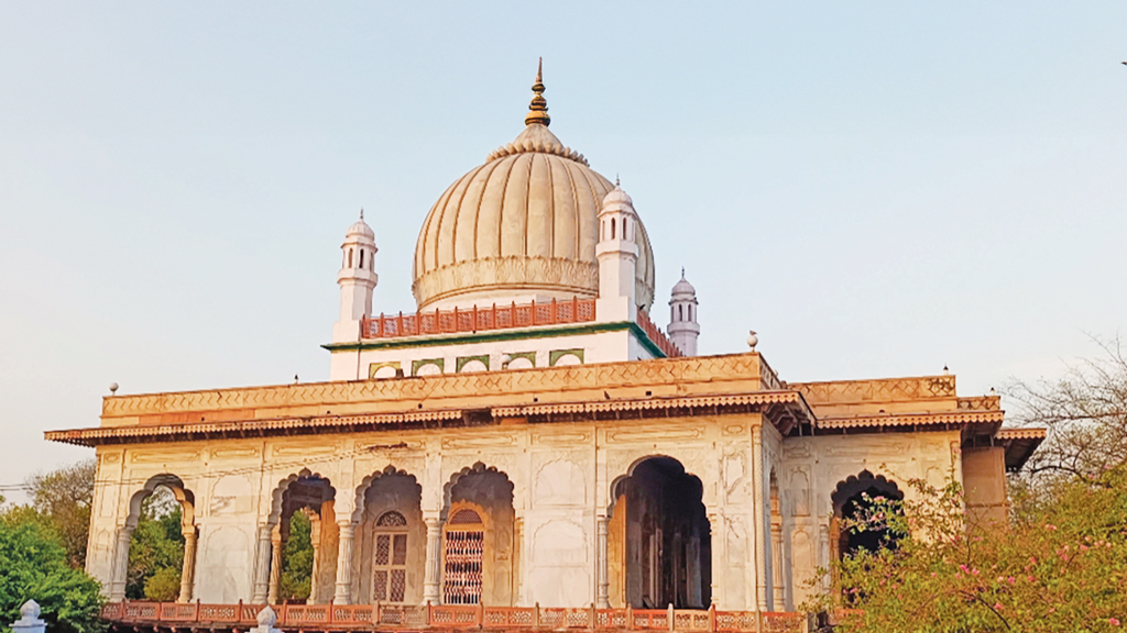 যুগ পেরিয়ে আজও জাগরূক মুজাদ্দিদে আলফে সানির দরগাহ