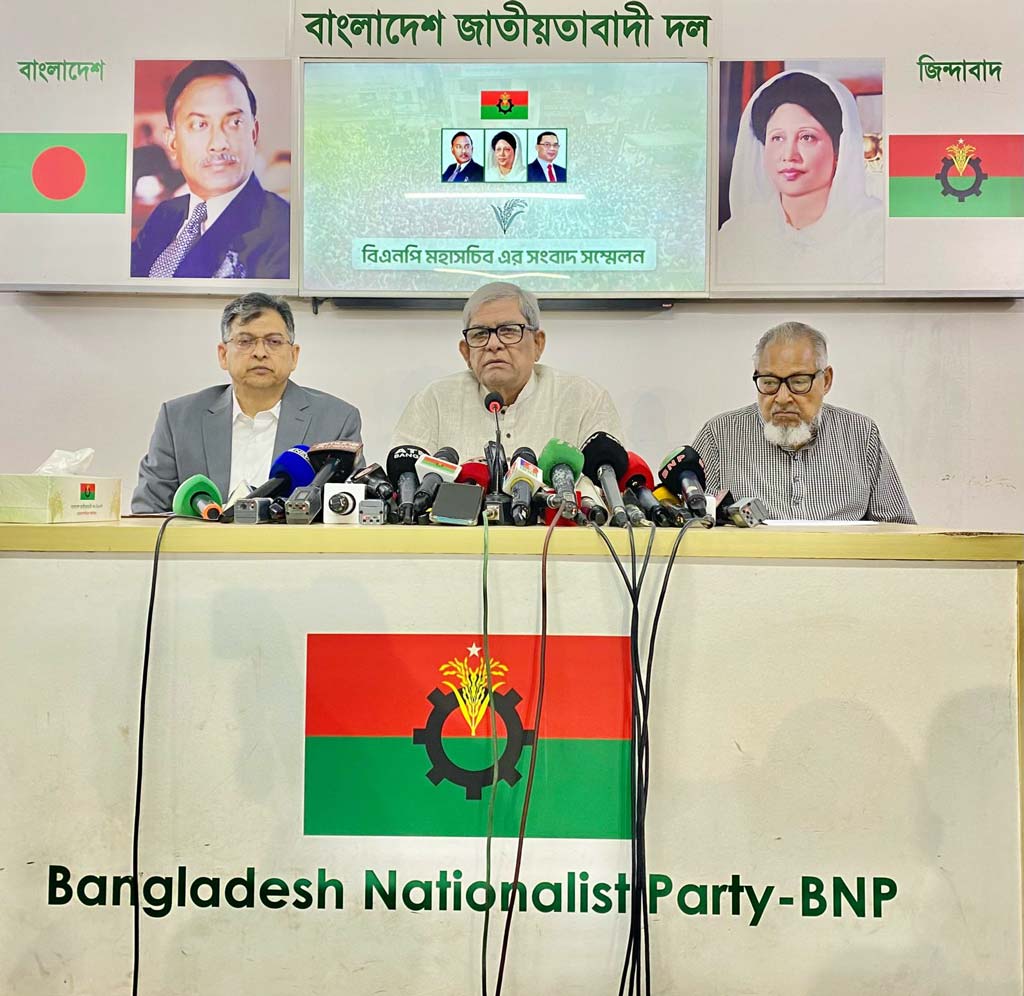 গুলশানের কার্যালয়ে সংবাদ সম্মেলনে কথা বলছেন বিএনপি মহাসচিব। ছবি: আজকের পত্রিকা