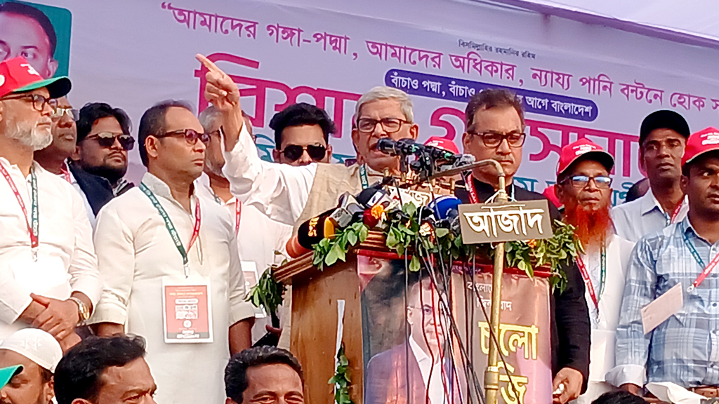 চাঁপাইনবাবগঞ্জে ‘পদ্মা বাঁচাও’ গণসমাবেশে প্রধান অতিথির বক্তব্য দেন বিএনপির মহাসচিব মির্জা ফখরুল ইসলাম আলমগীর। ছবি: আজকের পত্রিকা