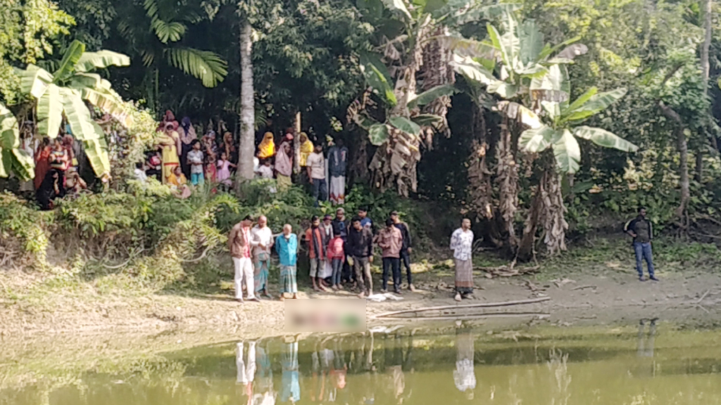 ফকিরহাটে পুকুরে ভেসে উঠল ইট বাঁধা লাশ, কাঁধে ব্যাগ, পরনে বোরকা