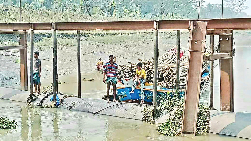নদে ওয়াসার পাইপ বন্ধ নৌযান চলাচল