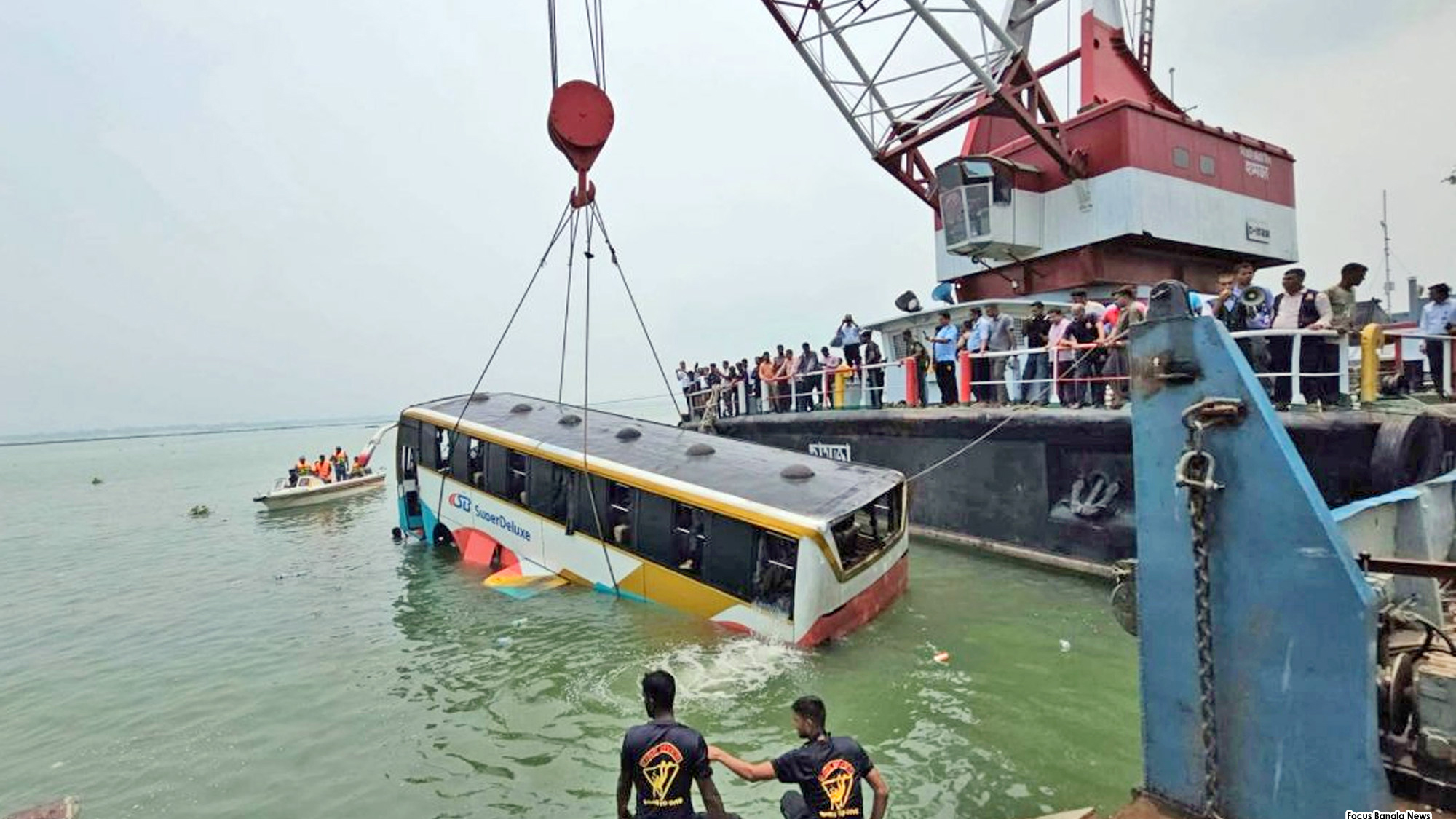 পদ্মায় পড়ে যাওয়া বাস উদ্ধার
