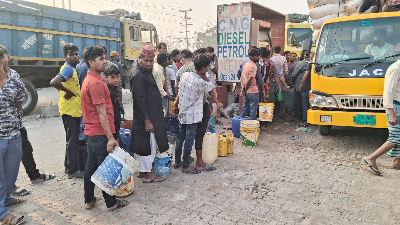 শ্রীপুরে ফিলিং স্টেশনে বালতি নিয়ে গাড়িচালকদের লম্বা লাইন