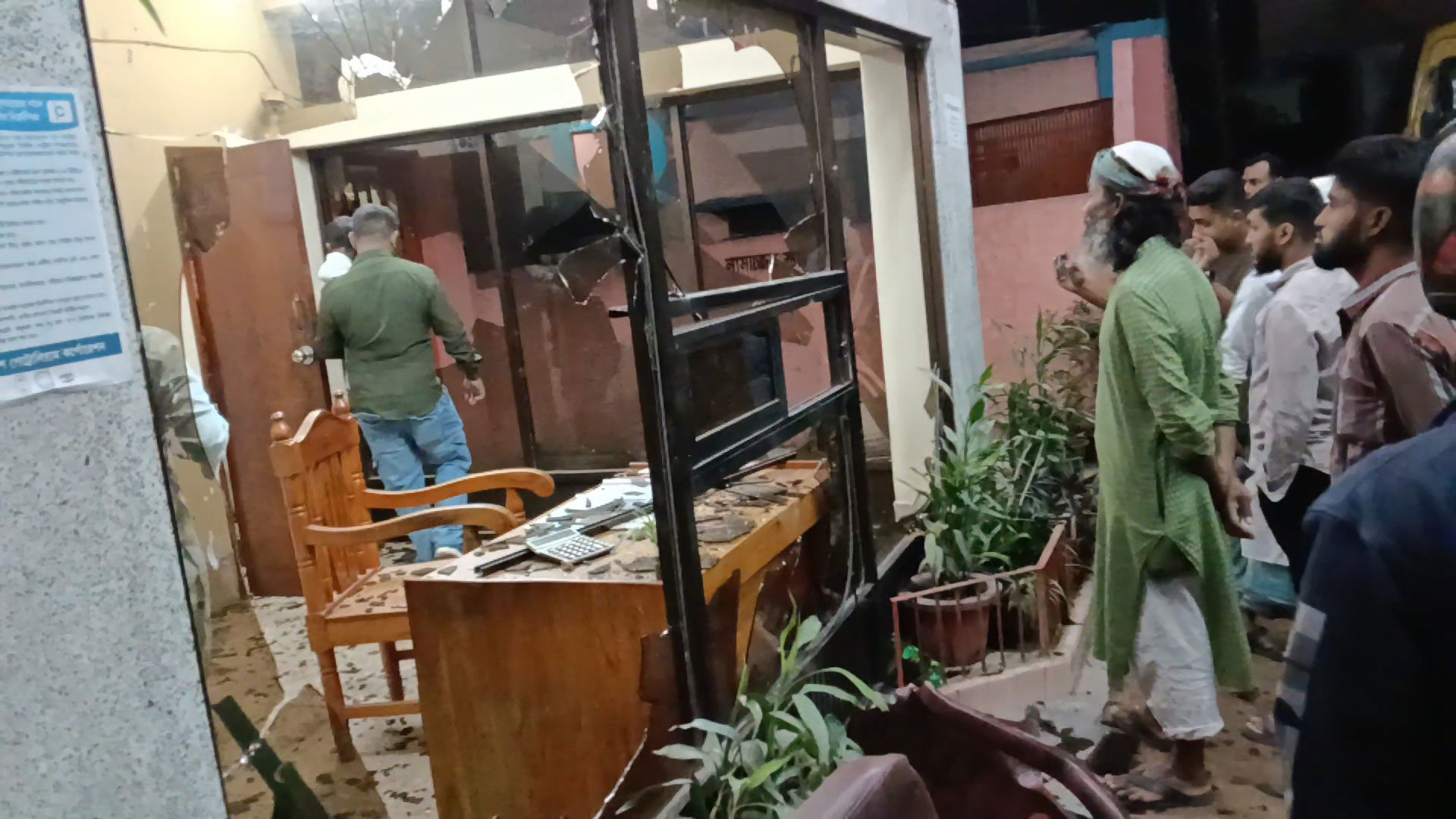 ঠাকুরগাঁওয়ে ফিলিং স্টেশনে হামলা ও ভাঙচুর