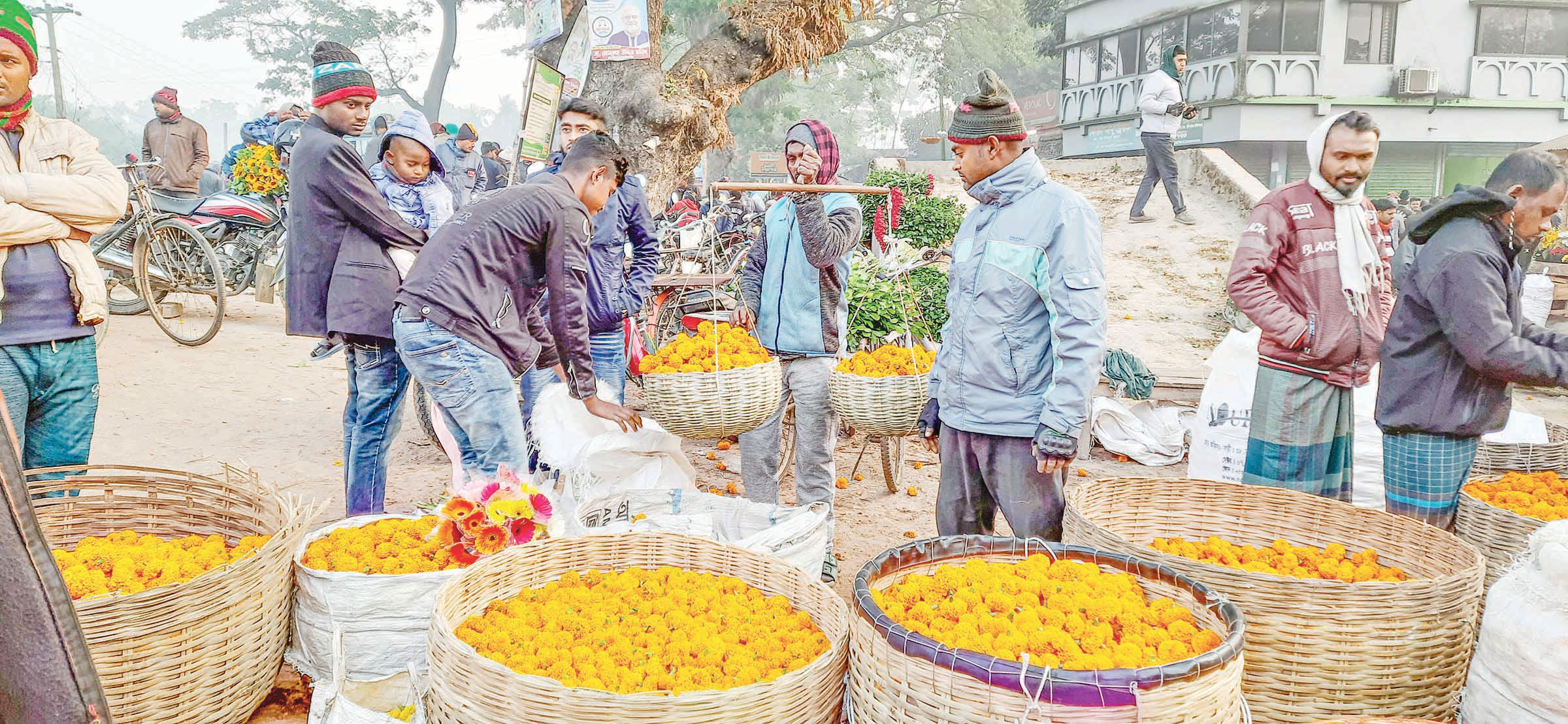 বছরের বড় হাটে দুই কোটি বেচাকেনা, ঊর্ধ্বমুখী দাম