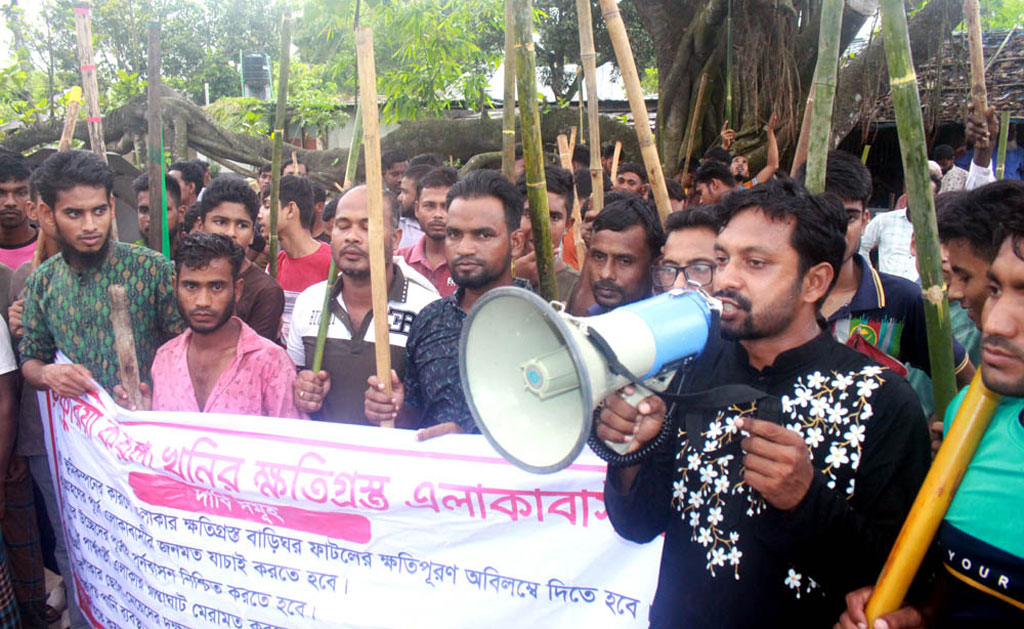 ৫ দফা দাবিতে বড়পুকুরিয়া খনি এলাকায় গ্রামবাসীর লাঠিমিছিল