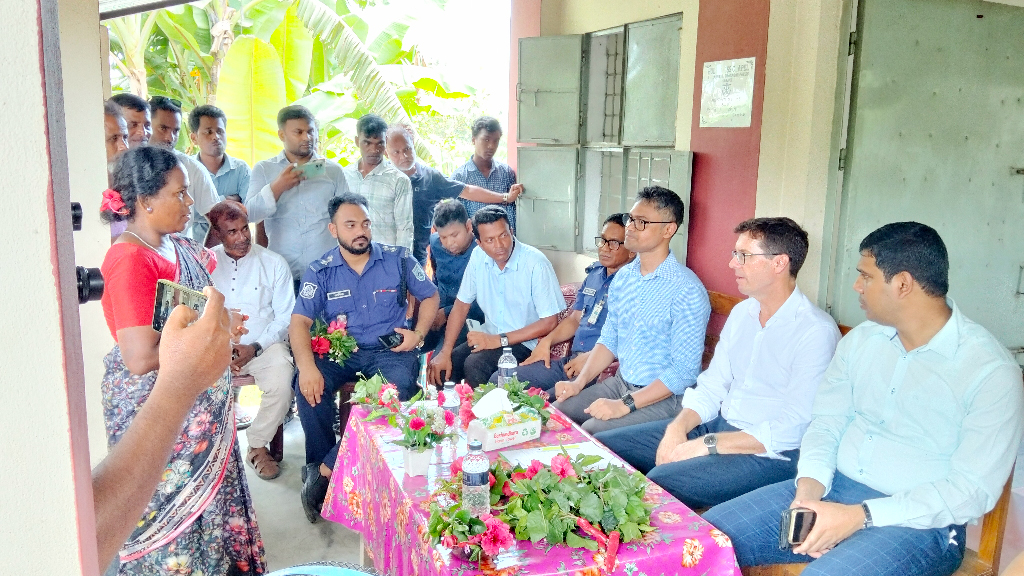 ফুলবাড়ীতে আদিবাসীপল্লি ও শিক্ষাপ্রতিষ্ঠান পরিদর্শন করলেন নরওয়ের রাষ্ট্রদূত