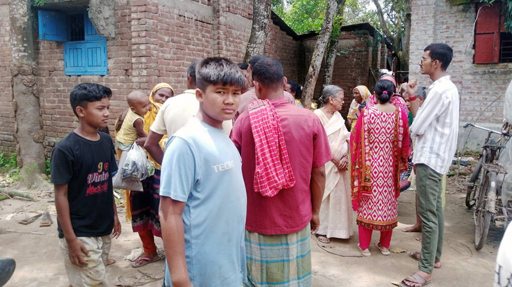 ফুলবাড়ীতে ট্রেনে কাটা পড়ে যুবকের মৃত্যু