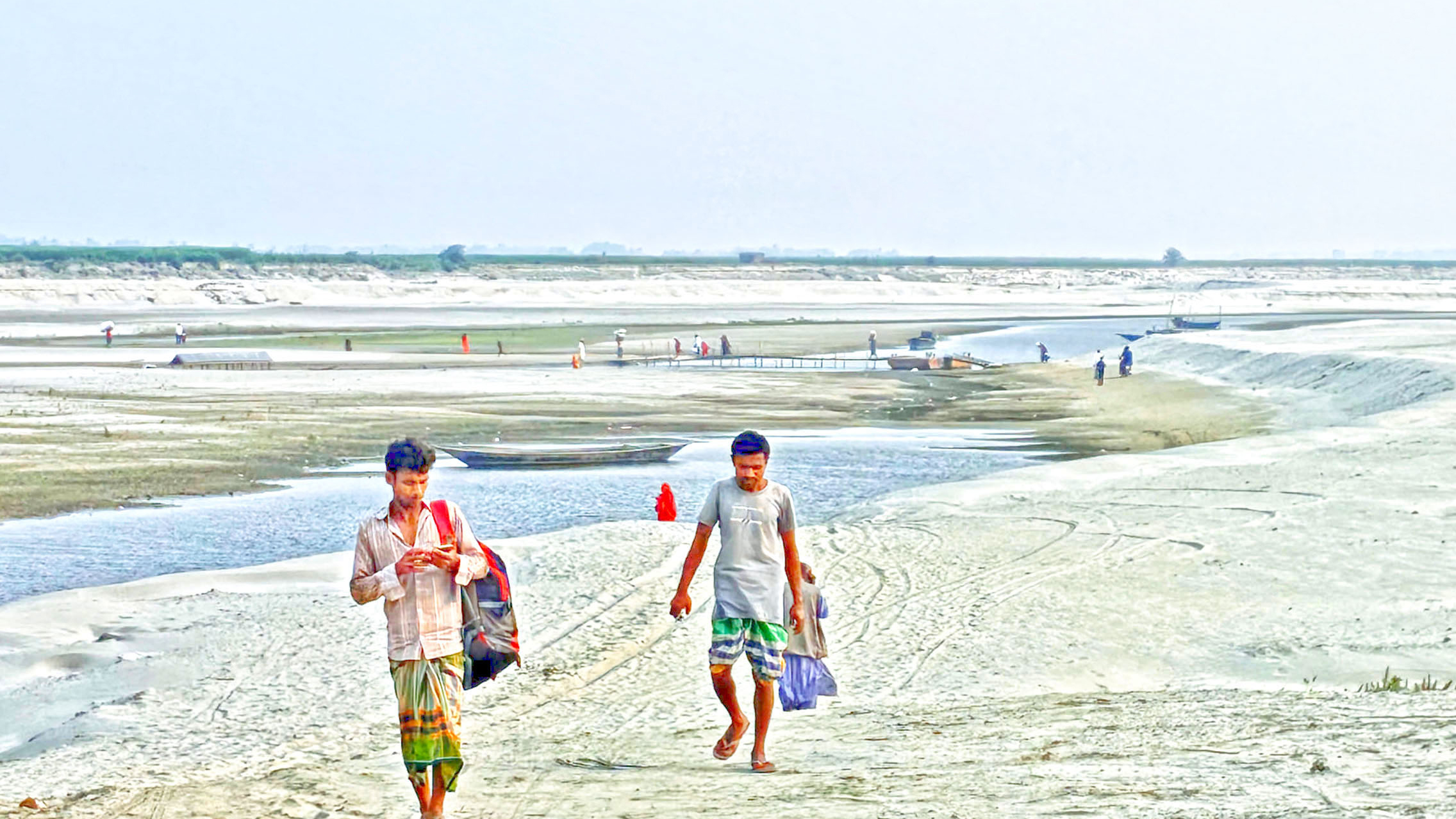 গাইবান্ধার ফুলছড়ি: ব্রহ্মপুত্রে নাব্য সংকট নৌচলাচল বন্ধে দুর্ভোগ