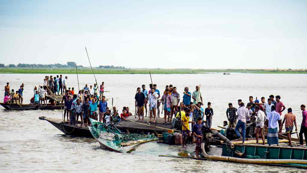 বসতভিটা বাঁচাতে গ্রামবাসীই আটক করলেন ড্রেজার, পরে ভ্রাম্যমাণ আদালতে জরিমানা