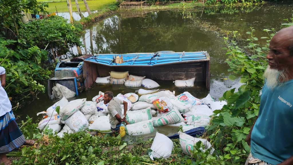 ফুলছড়িতে চালবোঝাই ট্রাক উল্টে খাদে, নিহত ১