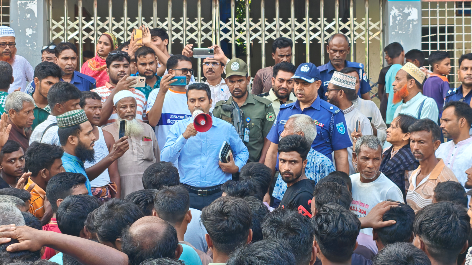 সভাপতির বাড়িতে হামলার অভিযোগ, বিদ্যালয়ে ২ ঘণ্টা আটকা শিক্ষক-শিক্ষার্থীরা