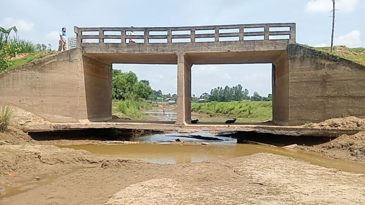 ময়মনসিংহে কালভার্টের তলার মাটি সরে যাওয়ায় ঝুঁকি বেড়েছে চলাচলে