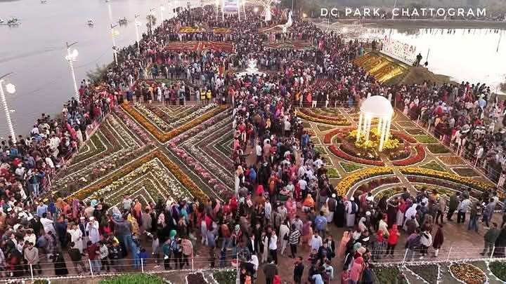 চট্টগ্রামের সীতাকুণ্ডের সলিমপুর ইউনিয়নের সাগর উপকূলে অবস্থিত ডিসি পার্কে চলছে মাসব্যাপী ফুলমেলা। ছবি: আজকের পত্রিকা