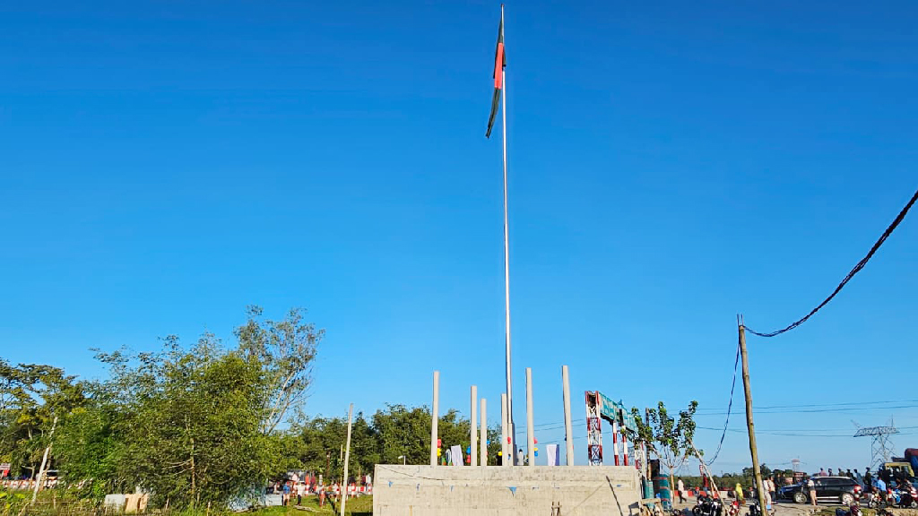 বাংলাবান্ধায় ১১৭ ফুট উচ্চতার ফ্ল্যাগস্ট্যান্ড উদ্বোধন, উড়ল দেশের পতাকা