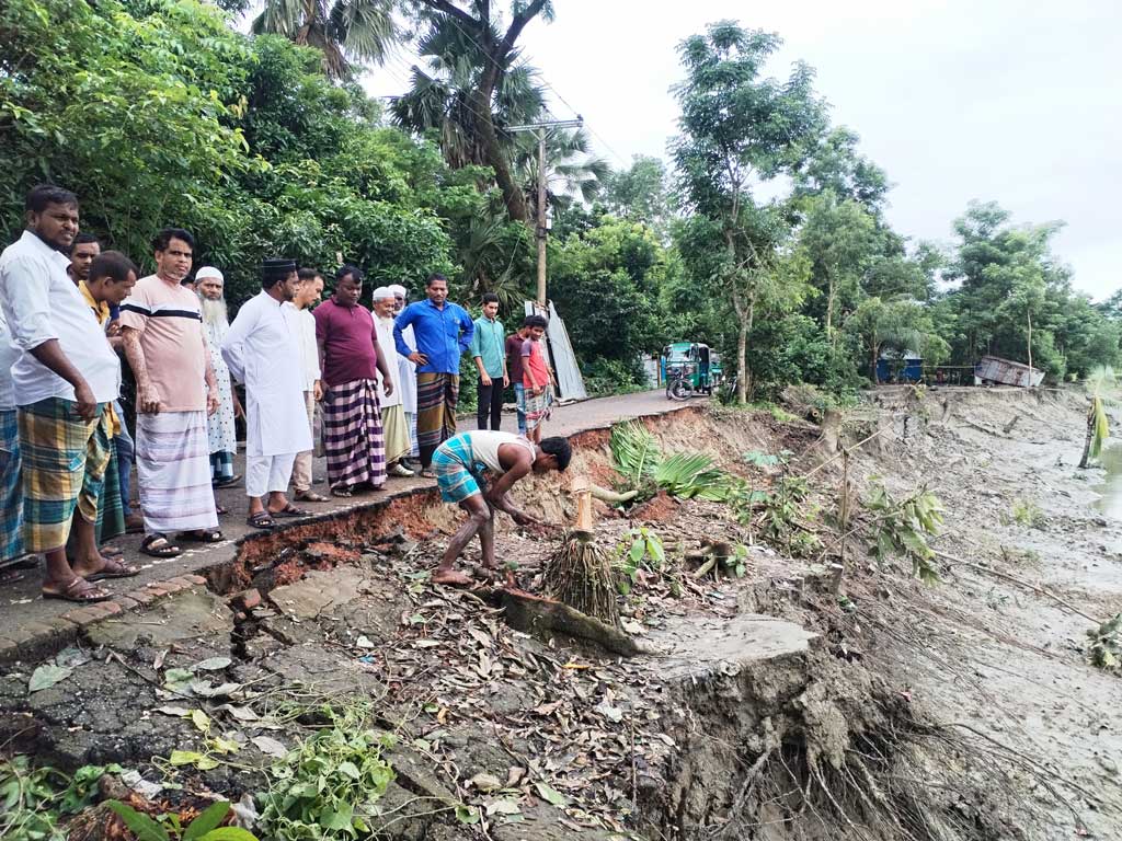 নদীগর্ভে বিলীন হচ্ছে কারামতিয়া কাজীরহাট সড়ক