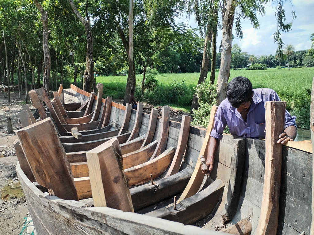 নিষিদ্ধ সময়েও ব্যস্ত সোনাগাজীর জেলেরা