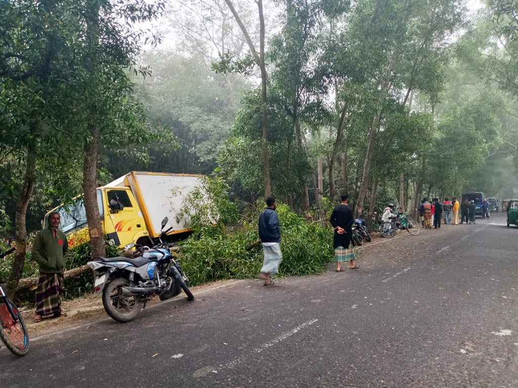 ফেনীতে কাভার্ড ভ্যান-অটোরিকশা সংঘর্ষে মুদি ব্যবসায়ী নিহত, আহত স্ত্রী-সন্তান