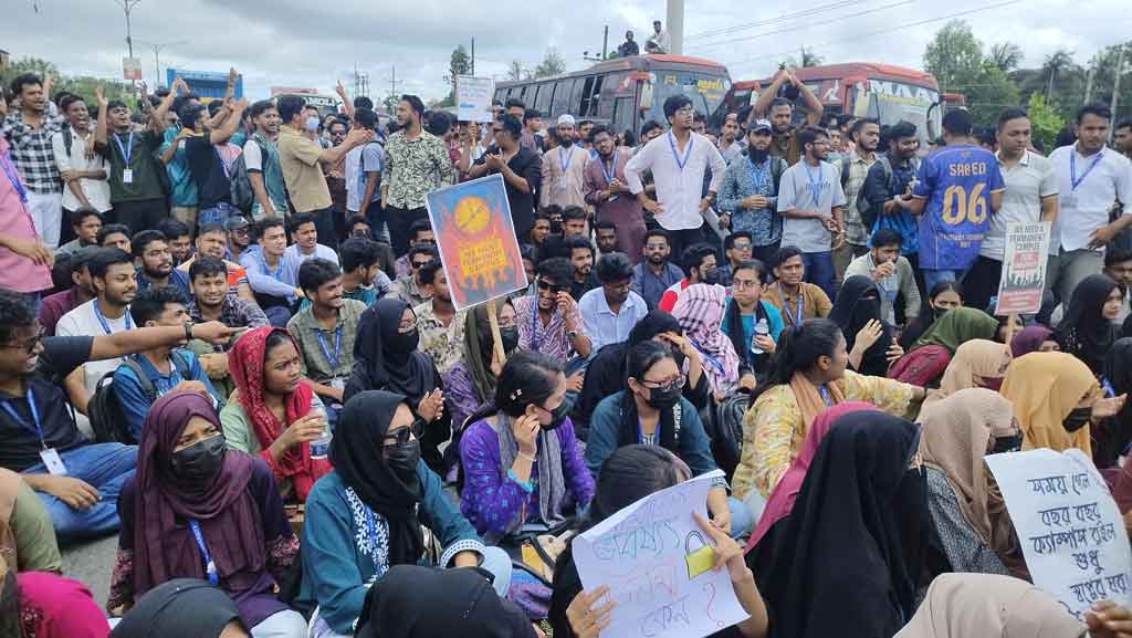 ঢাকা-চট্টগ্রাম মহাসড়ক অবরোধ করে ফেনী ইউনিভার্সিটির শিক্ষার্থীদের বিক্ষোভ