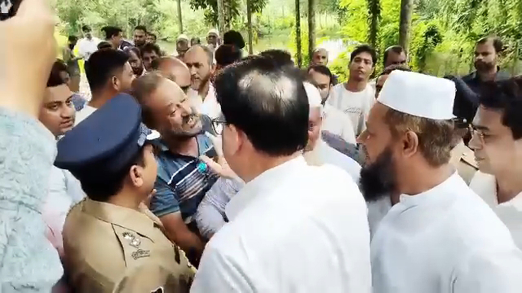 শহীদের কবর জিয়ারত করতে গিয়ে ফেনীতে জামায়াত-বিএনপি নেতাকর্মীদের হট্টগোল