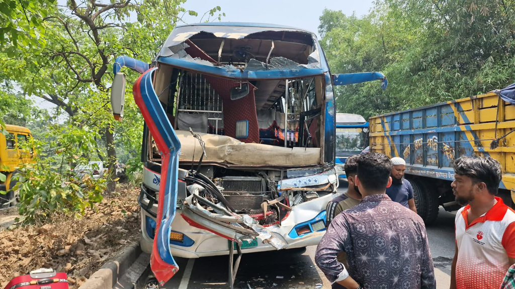 ফেনীতে ট্রাকের পেছনে বাসের ধাক্কায় ৮ জন আহত