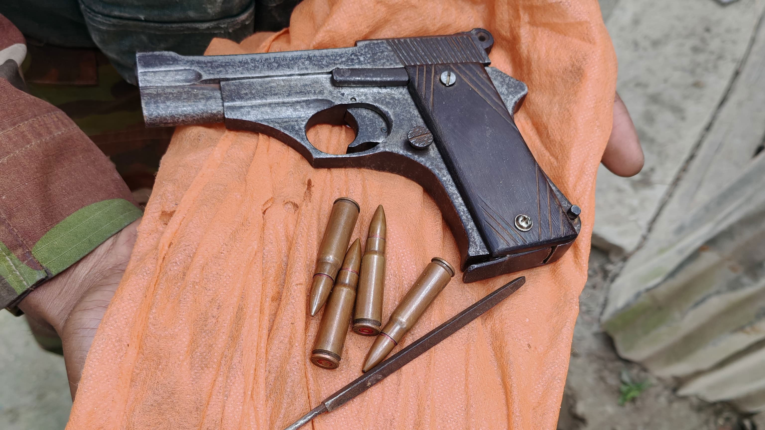 ফেনীতে গরুর খামার থেকে বিদেশি পিস্তল উদ্ধার