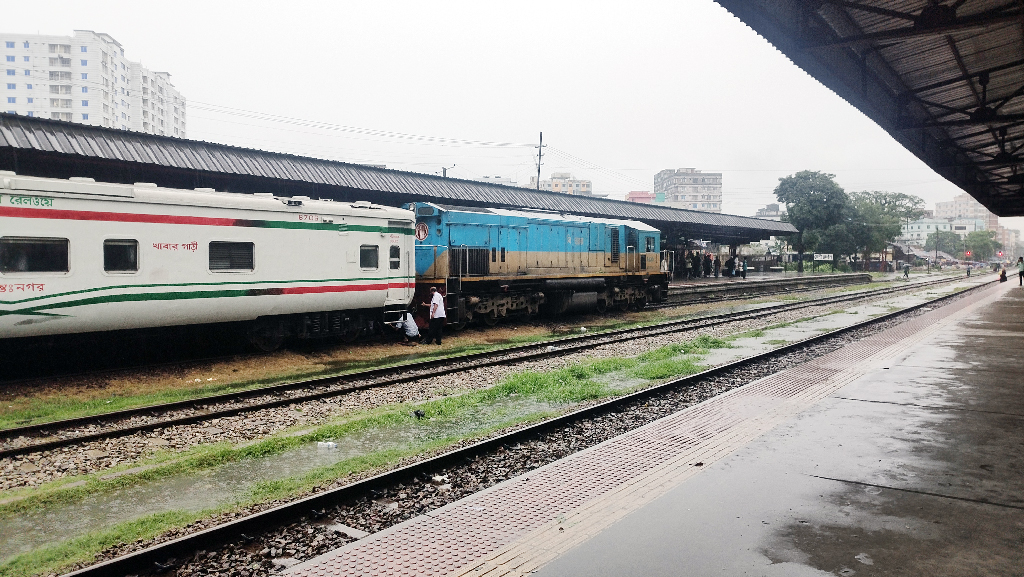 চট্টলা এক্সপ্রেসের ইঞ্জিনে ত্রুটি, ফেনী স্টেশনে ৫ ঘণ্টা ধরে আটকা যাত্রীরা