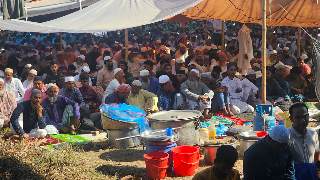 ফেনীতে ইজতেমা ময়দানে জুমার নামাজে হাজারো মানুষের ঢল