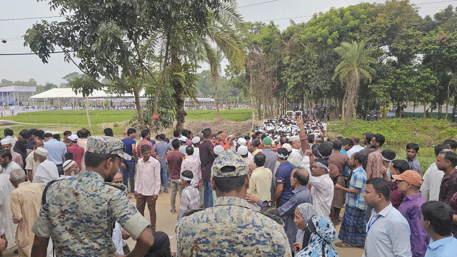 প্রধানমন্ত্রীকে একনজর দেখতে পরশুরামে মানুষের ঢল