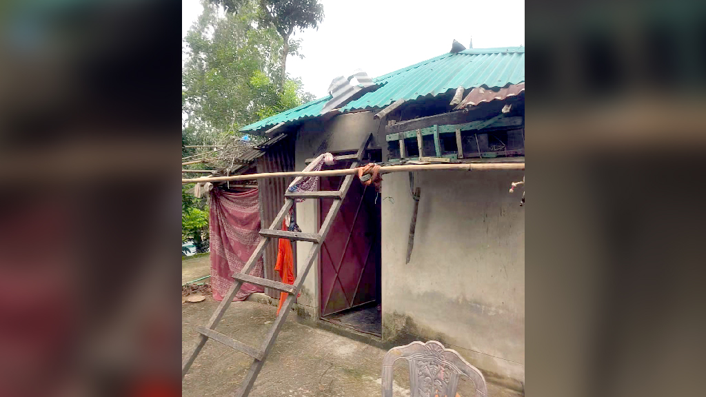 চাল কেটে ঘরে ঢুকে প্রবাসীর স্ত্রীকে হত্যা, রহস্য উদ্‌ঘাটনের দাবি স্বজনদের