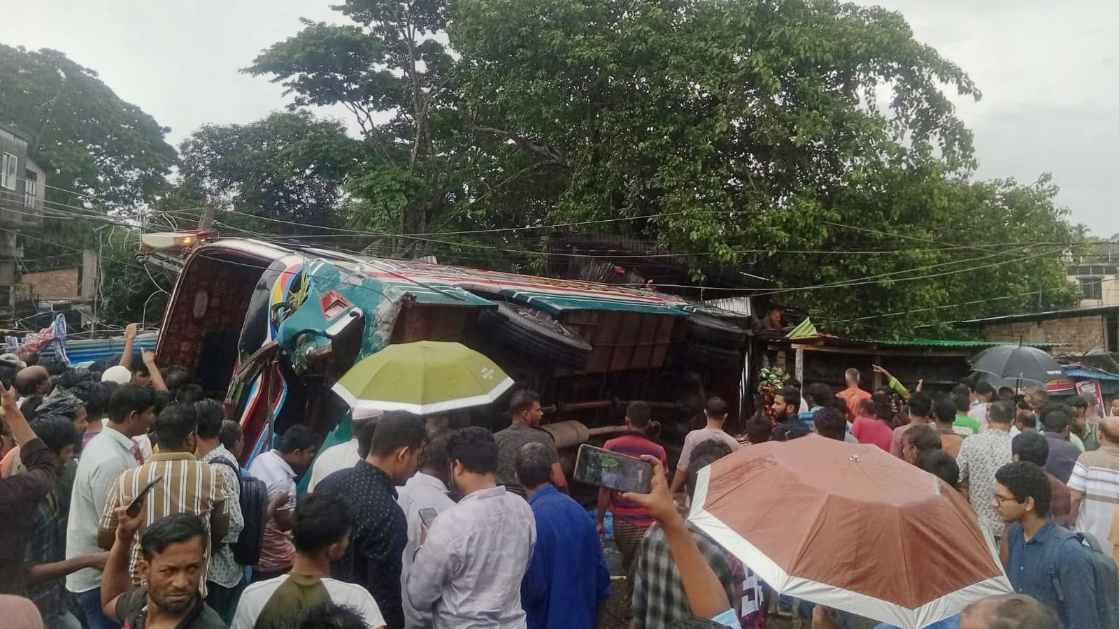 ফেনীতে নিয়ন্ত্রণ হারিয়ে বাস উল্টে পড়ল দোকানে, নিহত ৩
